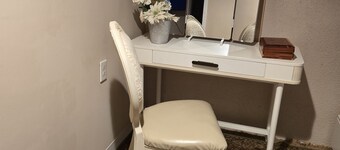 Downstair rm, wit pri-bath room, wifi, 55in.TV microwave, sm-fridge, office desk