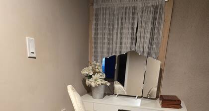 Downstair rm, wit pri-bath room, wifi, 55in.TV microwave, sm-fridge, office desk