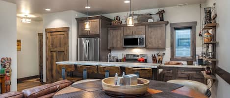 Frigorifero, microonde, forno, piano cottura