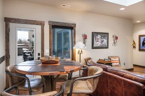 Dining - Downtown Whitefish condo centrally located with great views and AC (Whitefish)