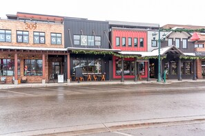 Exterior - Downtown Whitefish condo centrally located with great views and AC (Whitefish)