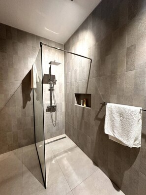 Serviettes fournies, savon, papier de toilette