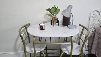 Room, 1 Bedroom | Dining room