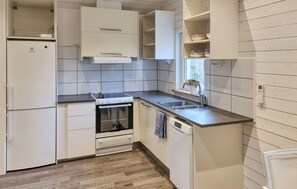 Jääkaappi, liesi, astianpesukone, kahvin-/teenkeitin