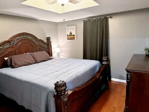 2 habitaciones, tabla de planchar con plancha, wifi y ropa de cama