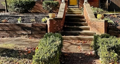 Charming 2-bedroom house in Kokomo w/ WiFi, AC, Hot tub