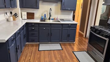 Fridge, oven, stovetop, coffee/tea maker