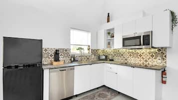 Kühlschrank, Mikrowelle, Herdplatte, Geschirrspüler