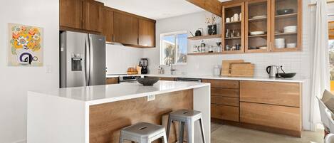 Réfrigérateur, four à micro-ondes, un four, surface de cuisson