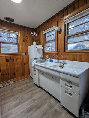 Sèche-cheveux, serviettes fournies, savon, shampoing