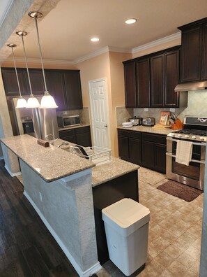 Micro-ondes, four, plaque de cuisson, lave-vaisselle