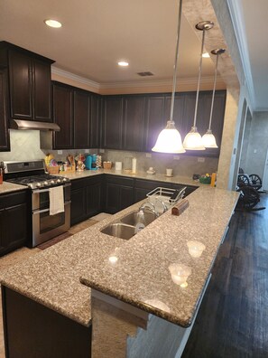 Microwave, oven, stovetop, dishwasher - Spacious 6-bedroom house in charming Converse with WiFi, AC (Converse)