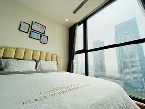 Desk, blackout curtains, soundproofing, iron/ironing board - Sunny - Vinhomes Skylake Residences (Hanoi)
