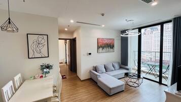 Apartamento, 2 habitaciones | Zona de estar | Televisión de 42 pulgadas con canales por cable