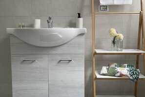 Shower, hair dryer, bidet, towels