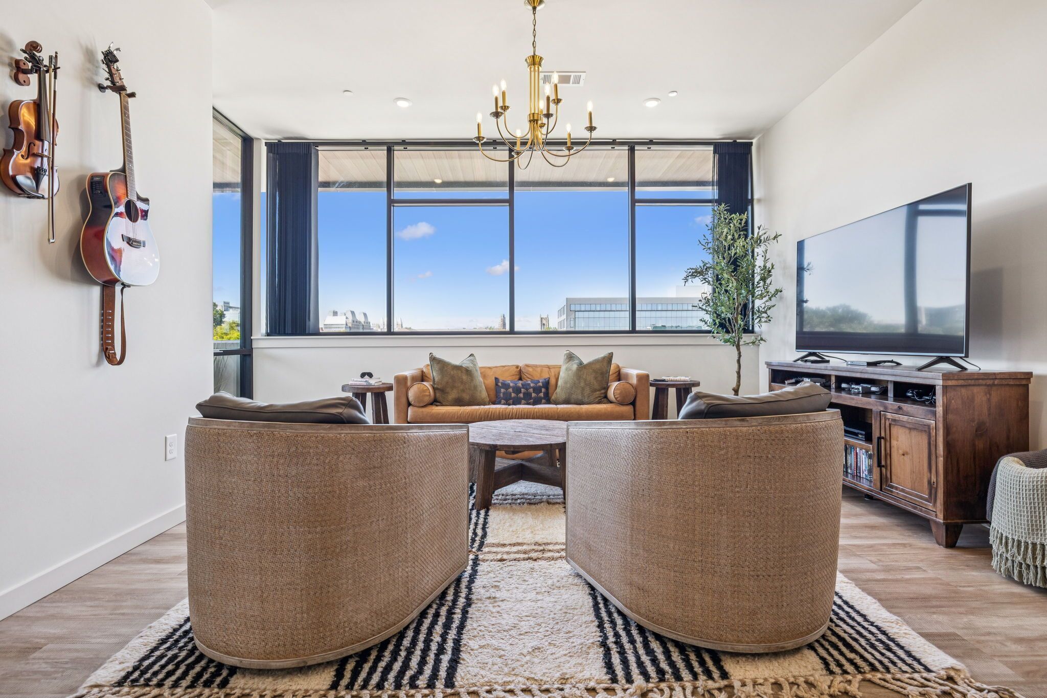 Condo Cao cấp, ban công, quang cảnh thành phố | Khu phòng khách | Smart TV 65-inch có truyền hình kỹ thuật số, máy chơi game, đầu đĩa DVD 