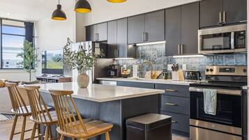 Kondo Mewah, balkon, pemandangan kota | Dapur pribadi | Lemari es besar, microwave, oven, dan kompor