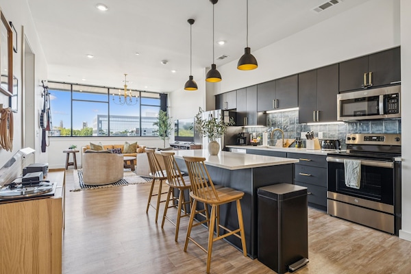 Condo superluxo, sacada, vista para a cidade | Cozinha privada | Geladeira grande, micro-ondas, fogão, cooktop