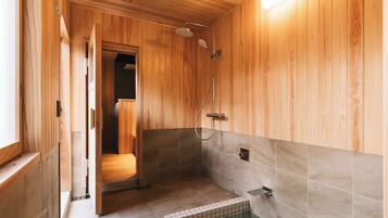 Luxury Room | Bathroom | Separate bathtub and shower, free toiletries, hair dryer