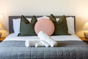 4 habitaciones, tabla de planchar con plancha y cuna de viaje 