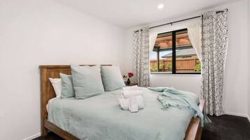 3 bedrooms, desk, iron/ironing board, free WiFi