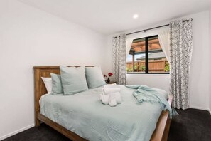 3 bedrooms, desk, iron/ironing board, free WiFi