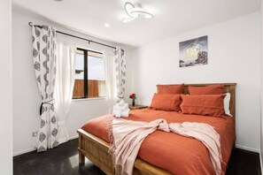 3 bedrooms, desk, iron/ironing board, free WiFi