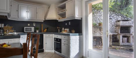 Kühlschrank, Mikrowelle, Ofen, Geschirrspüler
