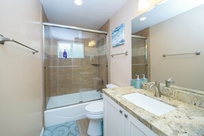 Dusj, hårføner, håndklær og såpe