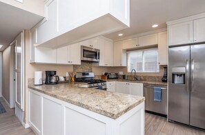 Fridge, microwave, oven, stovetop - Luxurious & Spacious Beach house with AC & private sunlit patio, steps to sand! (San Diego)