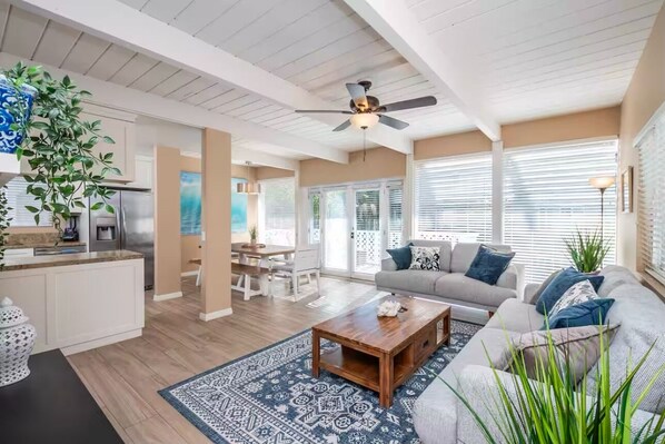 Smart TV, fireplace, DVD player, books - Luxurious & Spacious Beach house with AC & private sunlit patio, steps to sand! (San Diego)