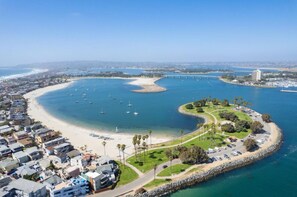 Sun-loungers, beach towels - Luxurious & Spacious Beach house with AC & private sunlit patio, steps to sand! (San Diego)