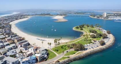 Luxurious & Spacious Beach house with AC & private sunlit patio, steps to sand!