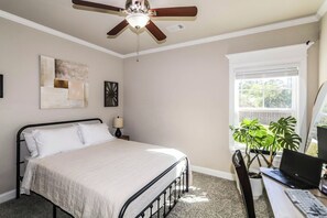 4 عدّة غرف نوم ومكواة/لوح كي وواي فاي وملاءات أسرّة