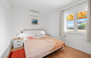 4 عدّة غرف نوم ومكواة/لوح كي وواي فاي مجانًا وملاءات أسرّة