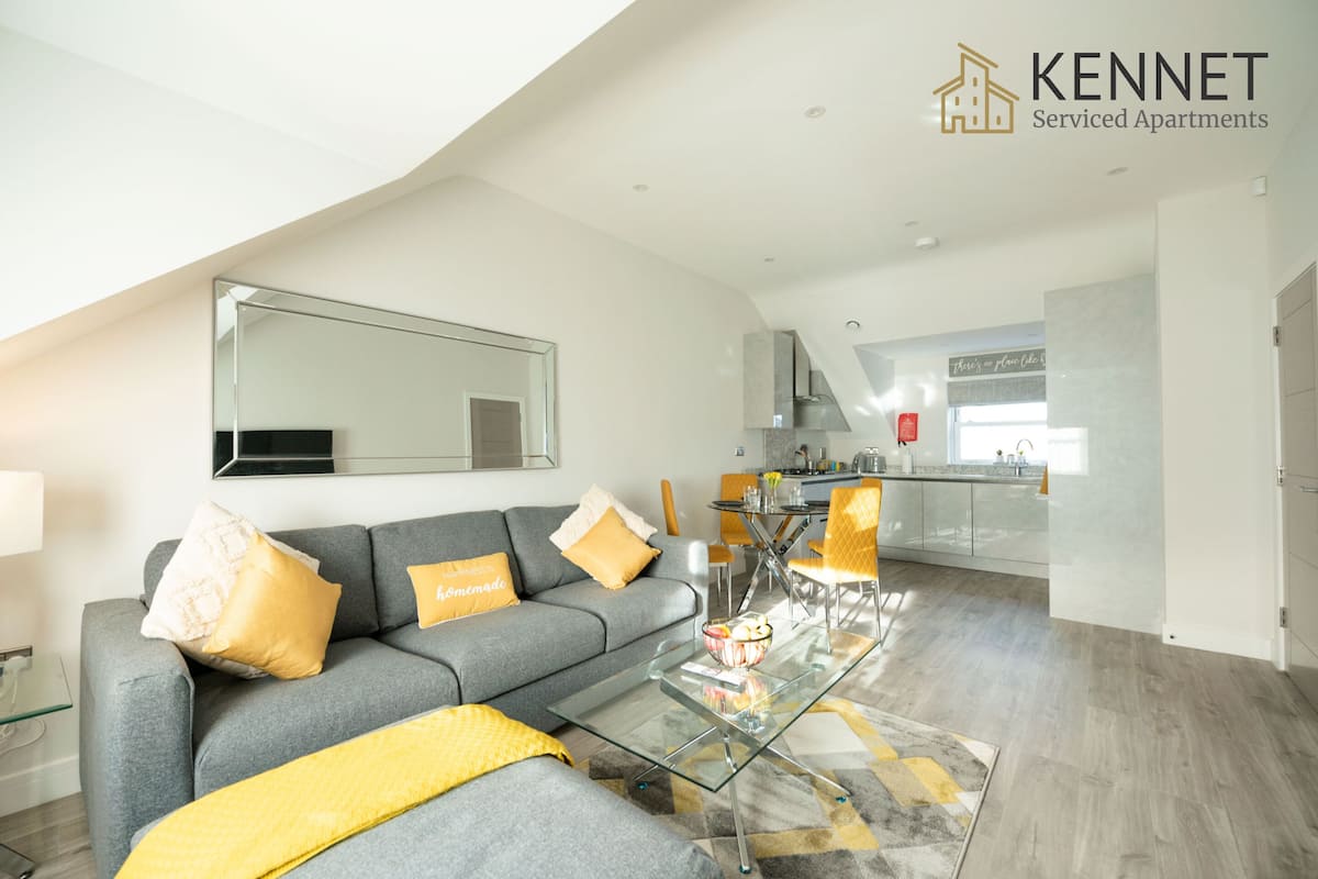 Appartement luxueux, salle de bain attenante | Bar-salon