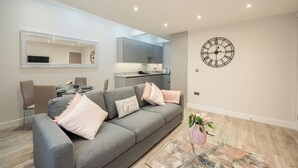 Superior Apartment, Private Bathroom | Lounge - Chester House (Reading)