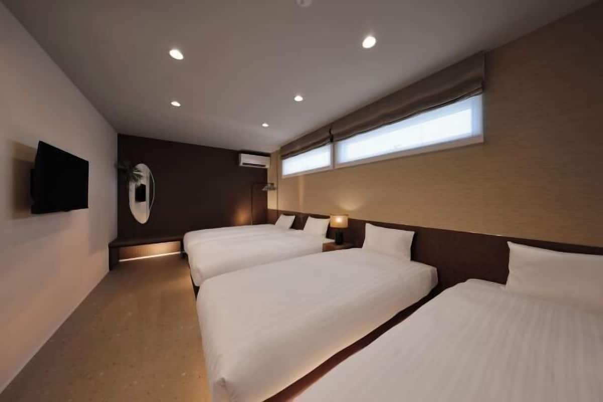 3 bedrooms, desk, blackout drapes, cribs (free)