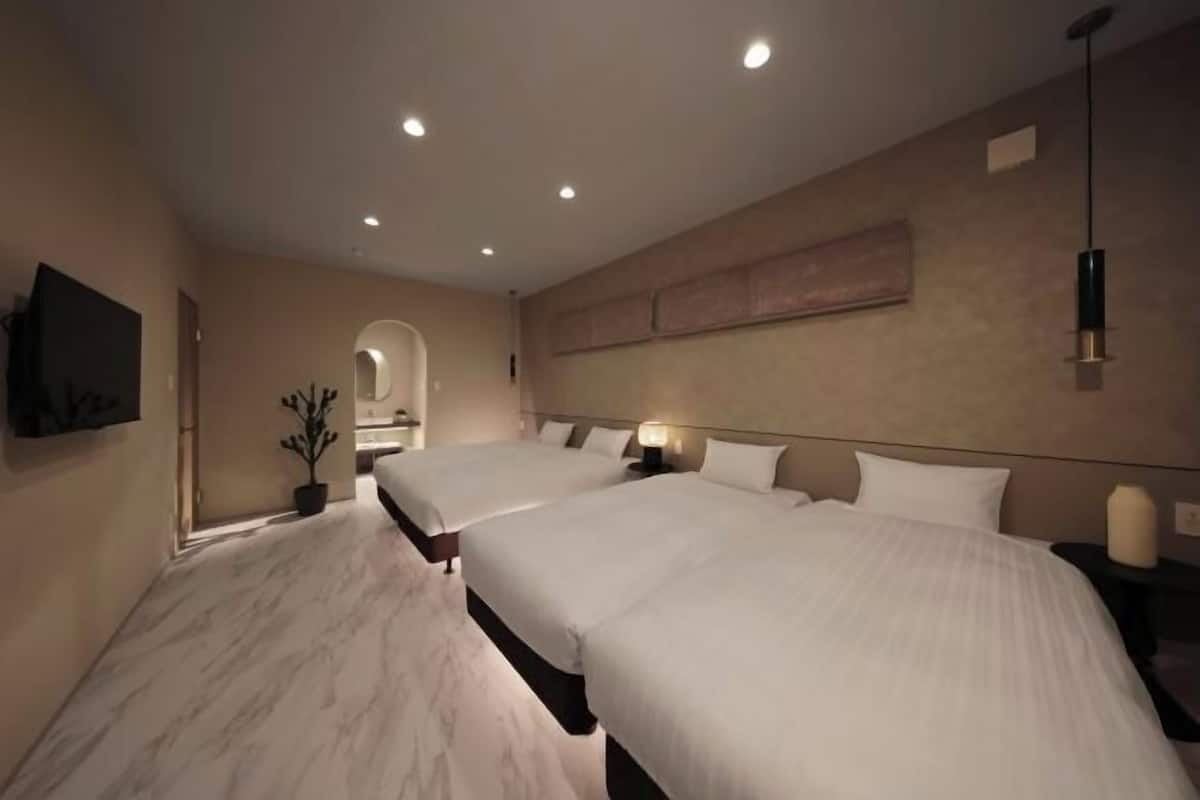 3 bedrooms, desk, blackout drapes, cribs (free)