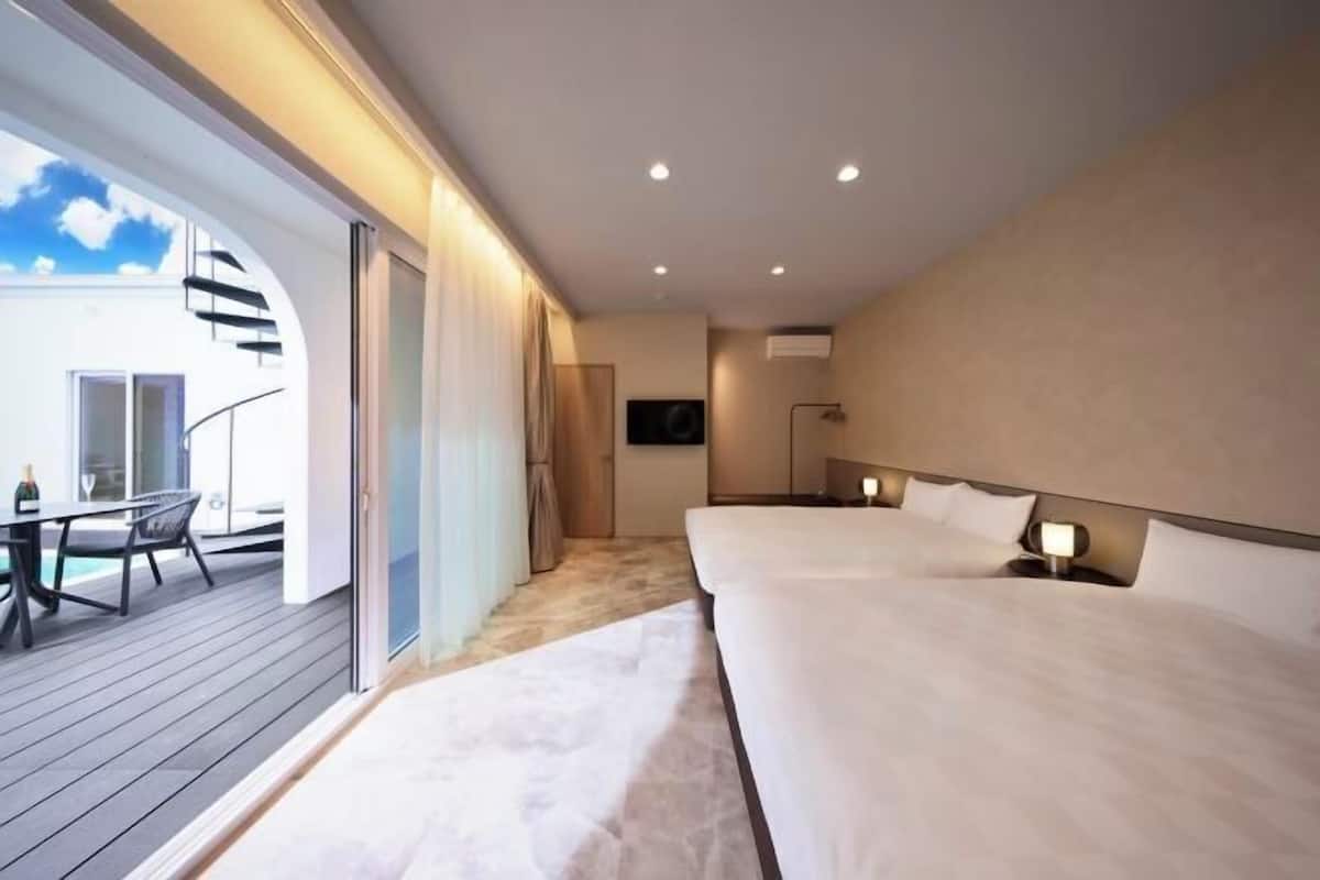 3 bedrooms, individually decorated, individually furnished, desk