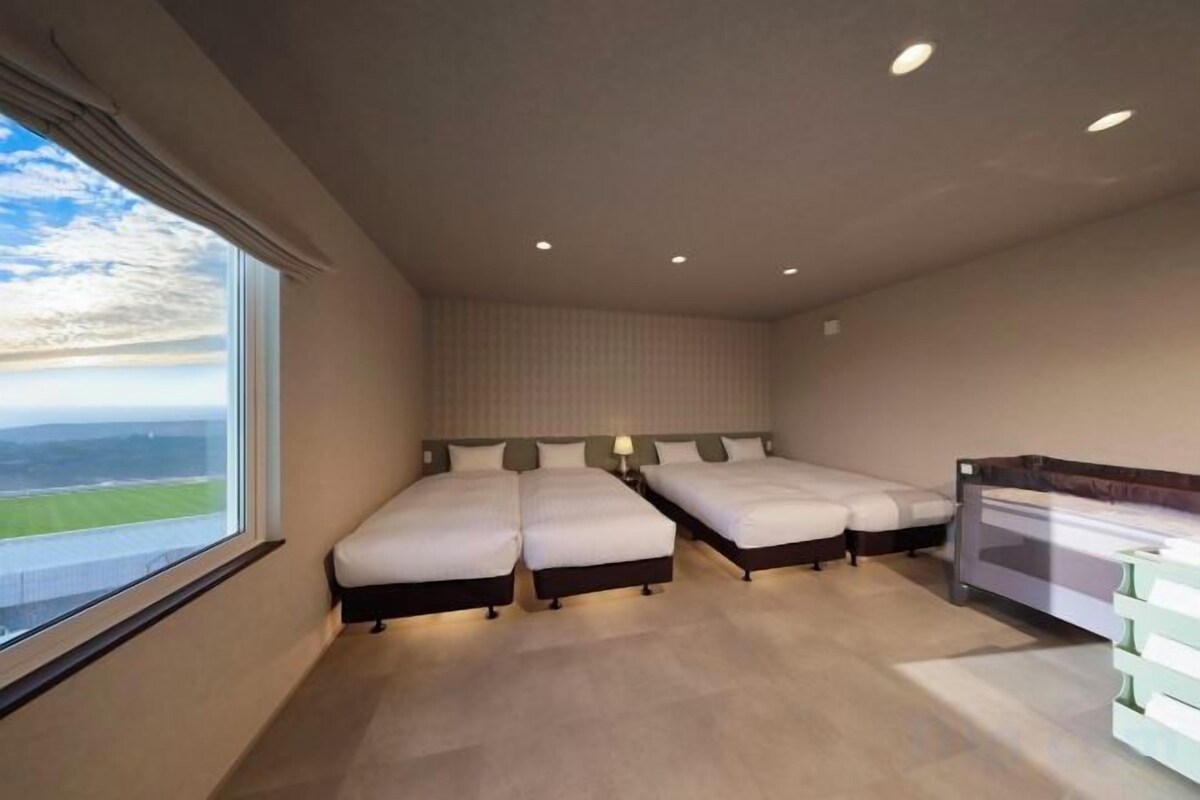 3 soverom, skrivebord, blendingsgardiner og barnesenger (inkludert)