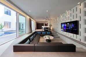 Habitación, no fumadores, Se admiten mascotas (A - pool, jet tub, hotspring, sauna) | Zona de estar | Una televisión LCD