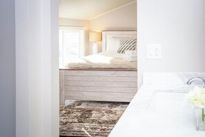 7 Schlafzimmer, Schreibtisch, Bügeleisen/Bügelbrett, Reisekinderbett