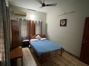 2 quartos, ferros/tábuas de passar roupa, Wi-Fi, roupa de cama