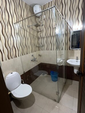 Bidet, Handtücher, Seife, Toilettenpapier