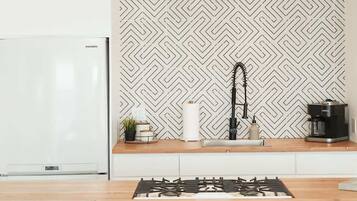 Réfrigérateur, four, plaque de cuisson, cafetière/bouilloire