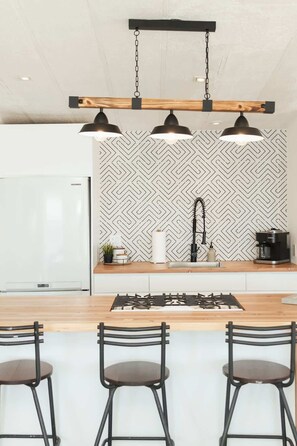 Fridge, oven, stovetop, coffee/tea maker