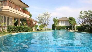 Kolam renang outdoor