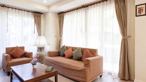 A living room with two sofas, a coffee table, and a lamp. - Villa21Chaam (Cha-am)
