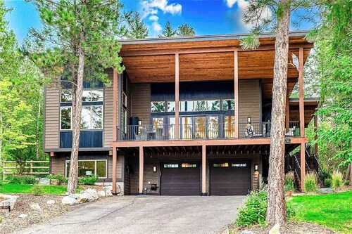 Mountain Modern | 2 King Bed | Fire Pit | Sleeps 8
